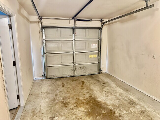 Building Photo - 1460 W Jct St
