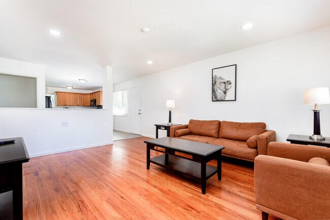 Building Photo - 620 St Bernard Dr