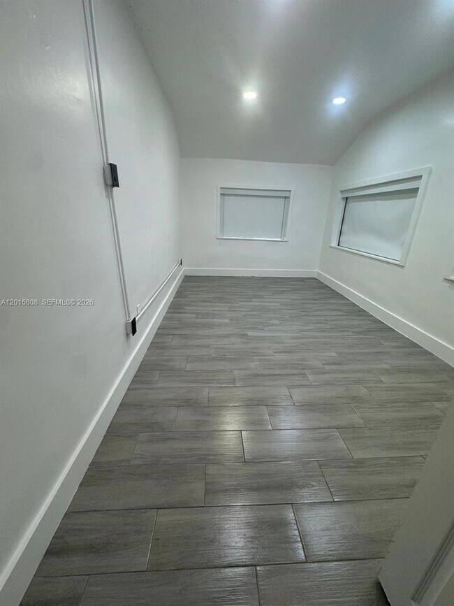 Building Photo - 833 NW 75th St