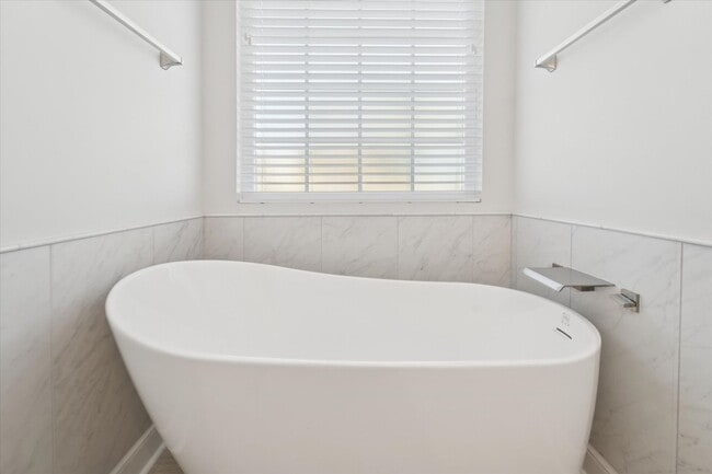 Building Photo - AVAILABLE NOW! (Pet Friendly)