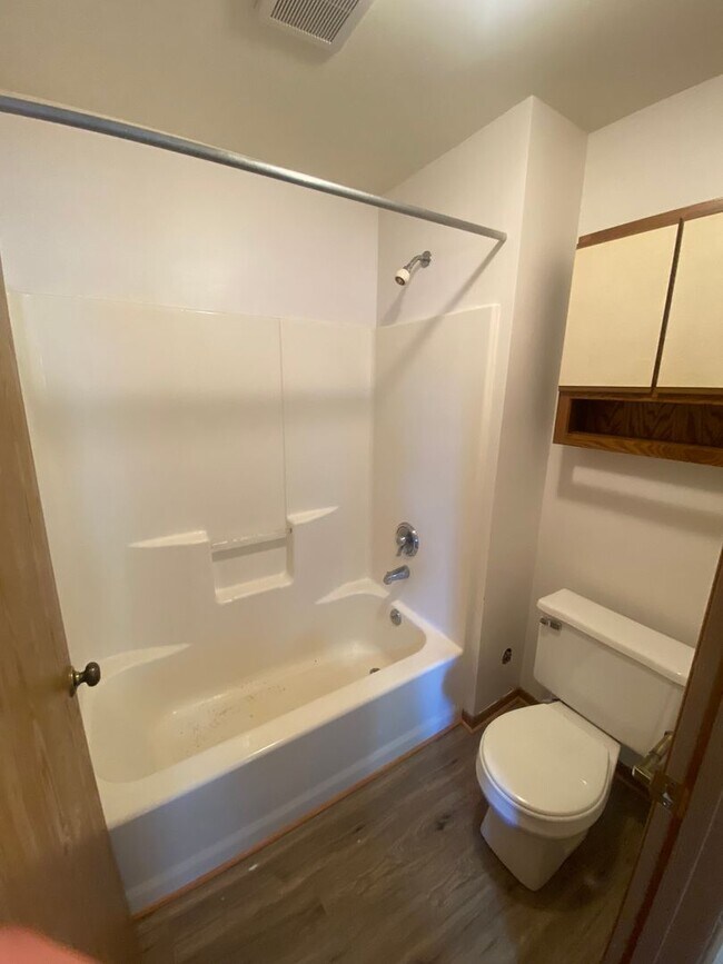 Building Photo - Private Entry Lower 2 Bedroom Apartment!
