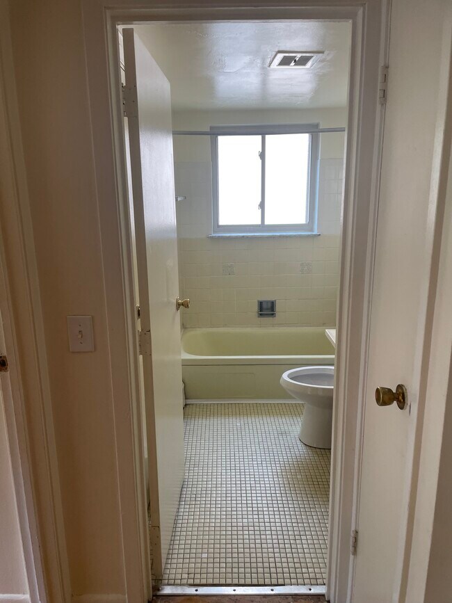 Main bathroom - 2660 Vera Ave