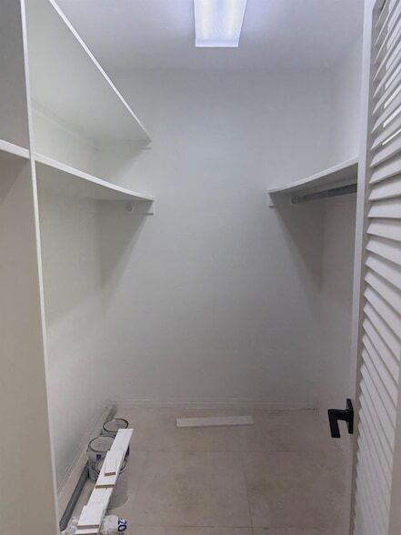 Building Photo - 2725 Middle River Dr