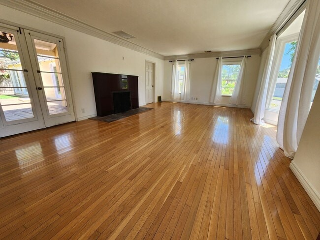 Building Photo - **COMING SOON**!! Gorgeous 3 beds | 4 bath...