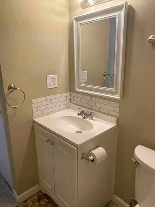 Building Photo - Two Bedroom One Bath Apartment In Huntington