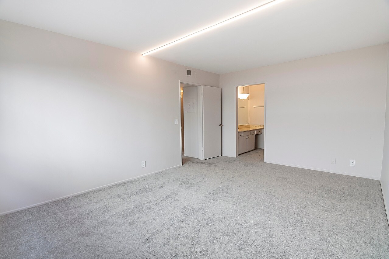 Building Photo - 1221 N Kings Rd