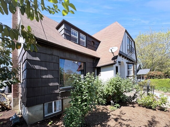 Building Photo - 540 Van Buren St