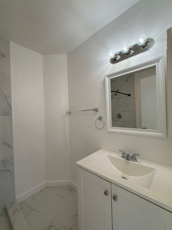 Building Photo - 5419 Lk Grv Dr