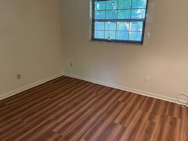 Building Photo - Spacious 3/2/2 in a quiet neighborhood available now!!