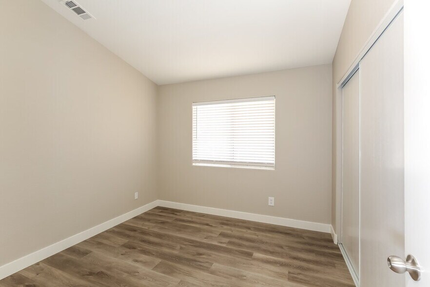 Building Photo - 633 Willowick Ave