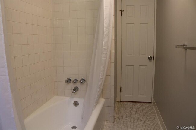 Building Photo - 2 Pelham Ave