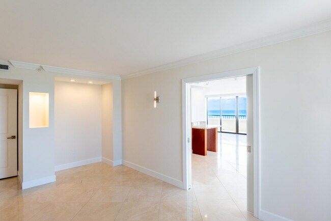 Building Photo - 5070 N Ocean Dr