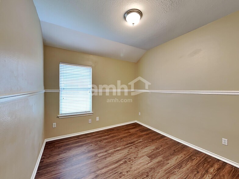 Building Photo - 1835 Manor Dr