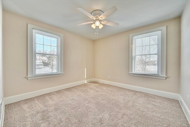 Building Photo - 832 St James Ave