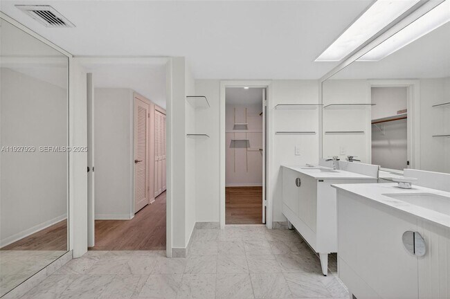 Building Photo - 600 Grapetree Dr