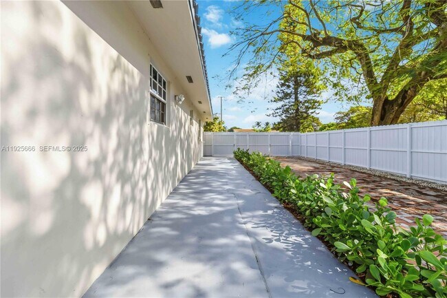 Building Photo - 3240 SW 69th Ave