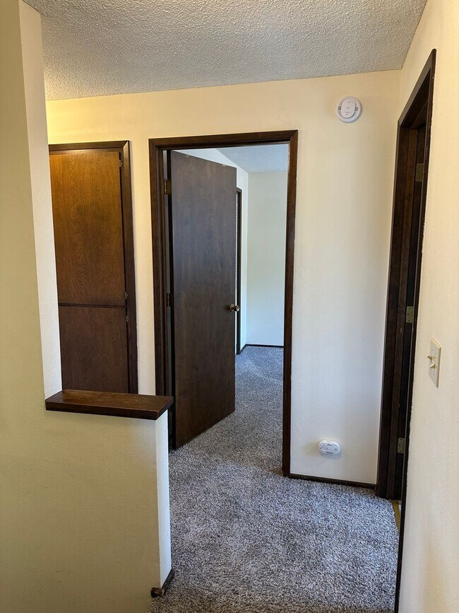 Building Photo - Large 3 bedroom 2.5 bath duplex with a gar...