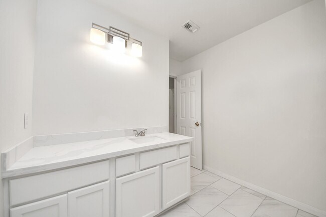 Building Photo - 3046 Texas Oak Dr