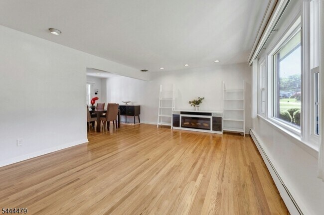 Building Photo - 11 Rande Dr
