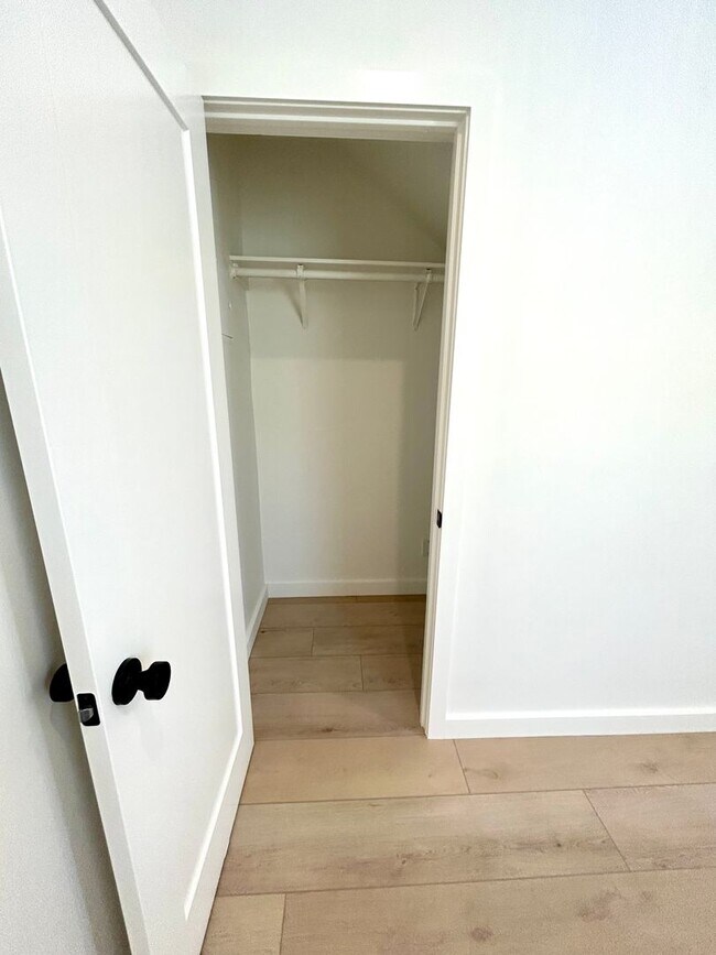 Building Photo - 3 Bed/1 Bath - Downtown Santa Barbara