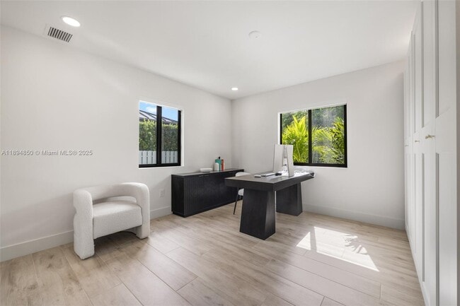 Building Photo - 615 SW 21st Rd