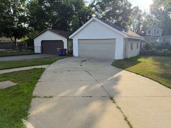 Building Photo - Charming 4 Bedroom Home with 2 Full Baths in Grand Rapids