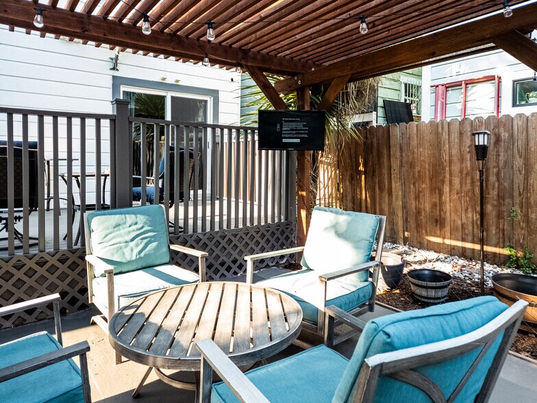 Custom built pergola w/ seating - 882 Wood St