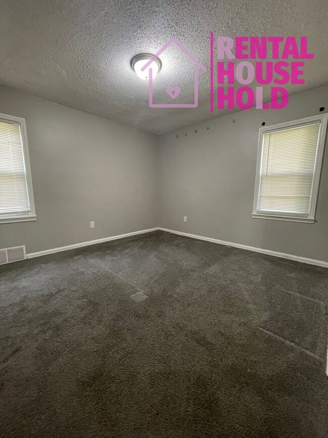 Building Photo - NEW LISTING | 2 BEDS 1 BATH | BASEMENT | G...