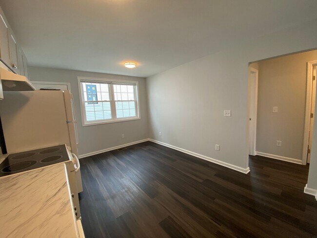 Building Photo - Great Location-2 Bedroom Duplex Now Availa...