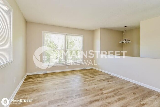 Building Photo - 5906 Whispering Hills Blvd, Louisville, KY...