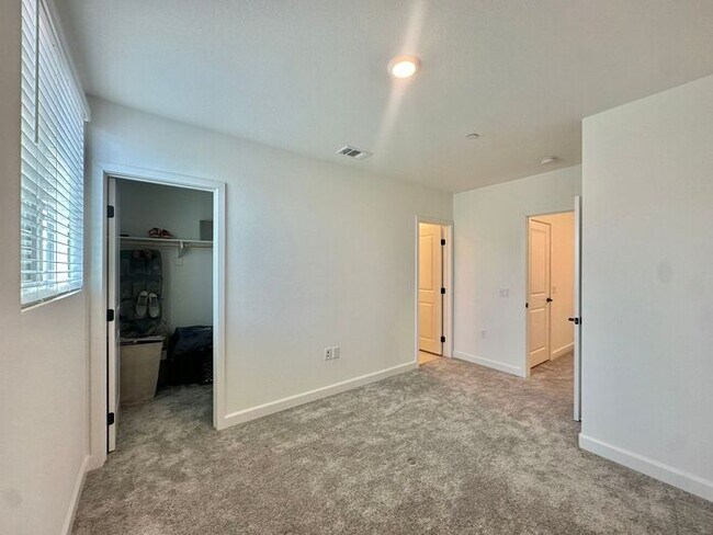 Building Photo - Modern 3BR Townhome in Ocean View Hills with Attached Garage & Open Floor Plan