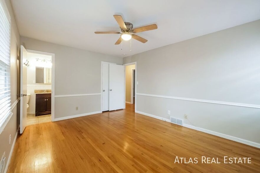 Building Photo - 5509 W 92nd Pl