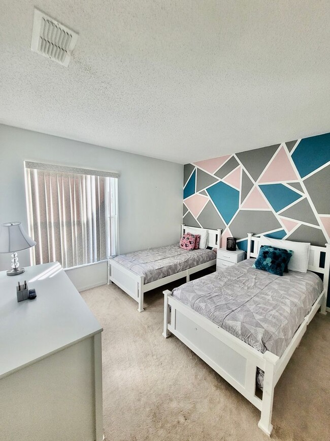 Building Photo - Fully furnished 3 bed 2 bath in beautiful Davenport