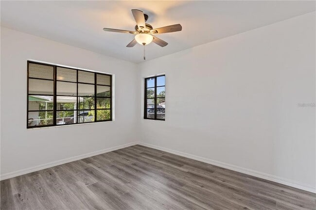 Building Photo - 112 S Fern Rd