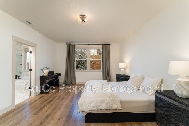 Building Photo - 35471 Portland View Dr