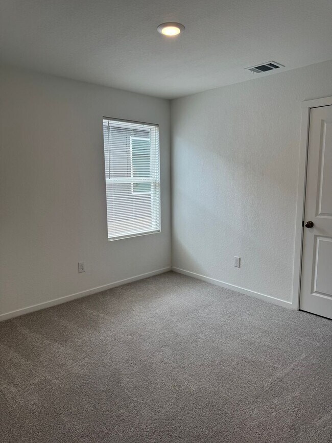 Building Photo - New Build 3 Bedroom 2 Bathroom Home in New...