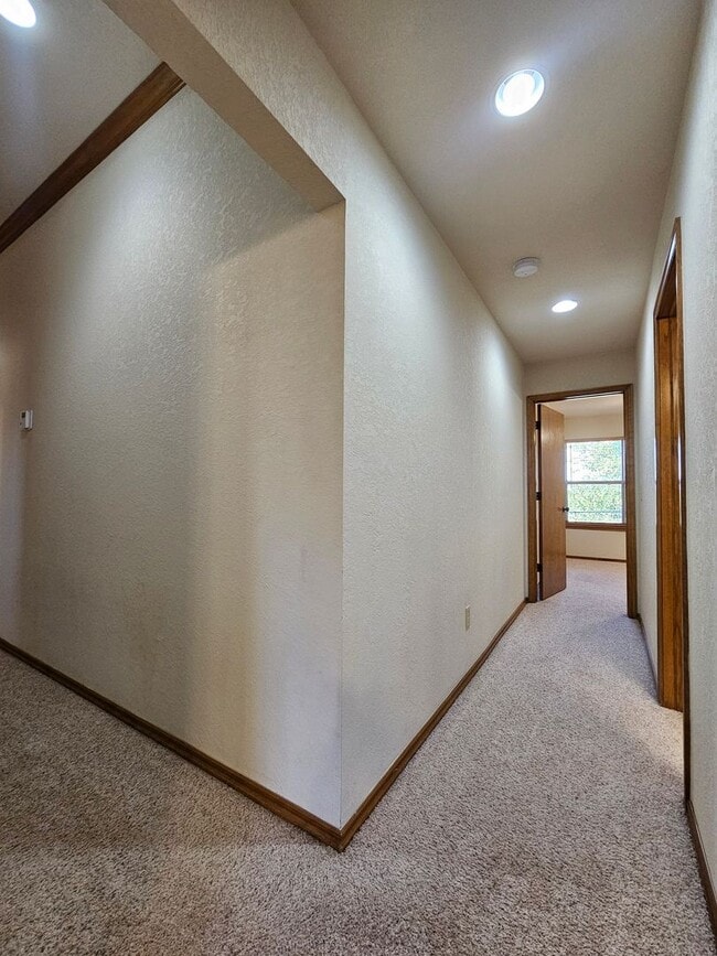 Building Photo - 3 (Bed)/(2) Bath + Office in Royal Oaks. N...