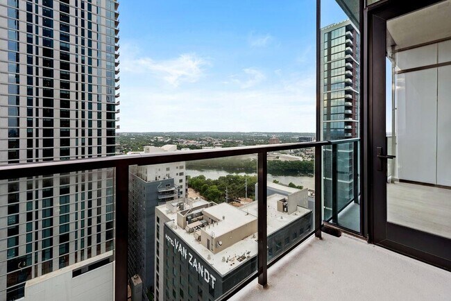 Building Photo - 610 Davis St