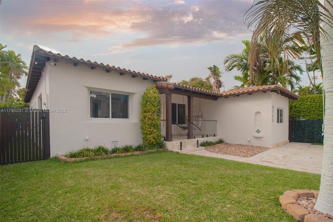 Building Photo - 3722 Royal Palm Ave