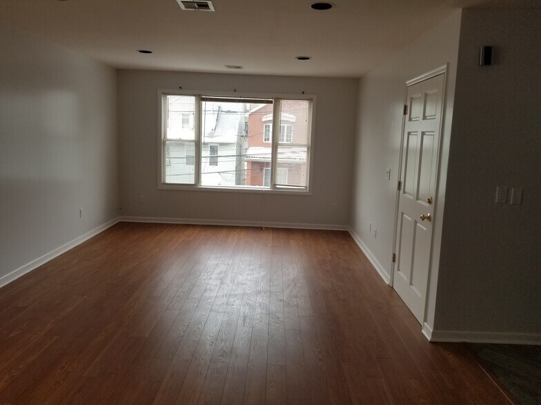 Building Photo - 240 Baldwin Ave