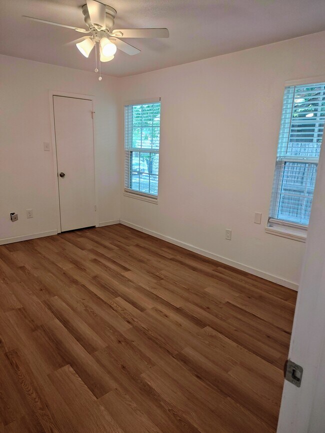 Building Photo - 1222 Royal Crest Dr