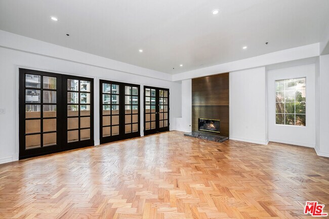 Building Photo - 120 S Palm Dr