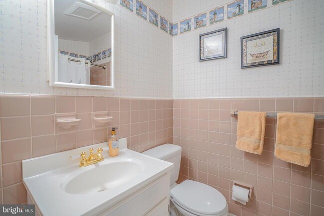 Building Photo - 245 Barclay Cir
