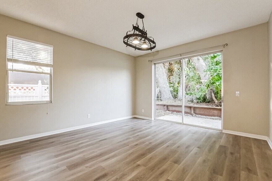 Building Photo - 13761 Meadowpark Ave