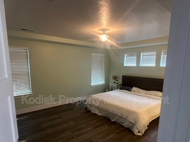 Building Photo - 912 Queensmill Ln