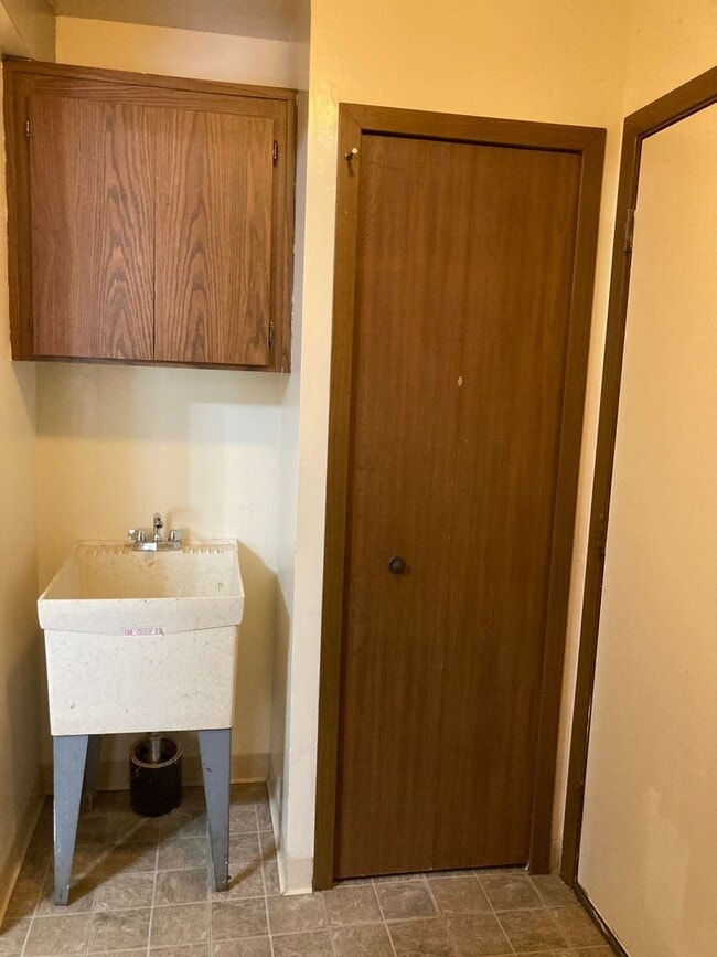 Building Photo - Condo for Rent Richmond Heights