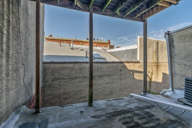 Building Photo - 802 LeCount St