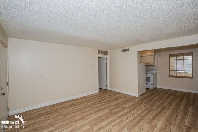 Building Photo - Cozy 1Bdm 1Ba Apartment with Pool Access in Central Las Vegas
