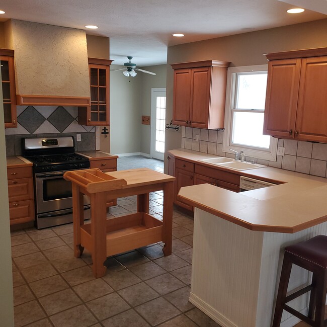 kitchen and dining area - 4907 S Buckingham Ln