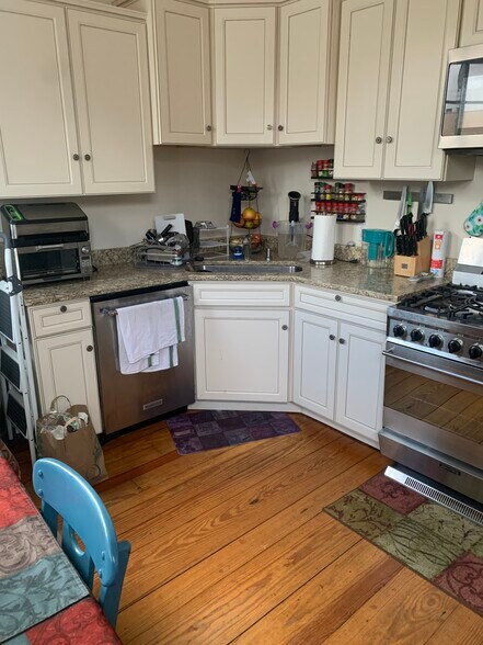 Building Photo - 245 Lincoln St